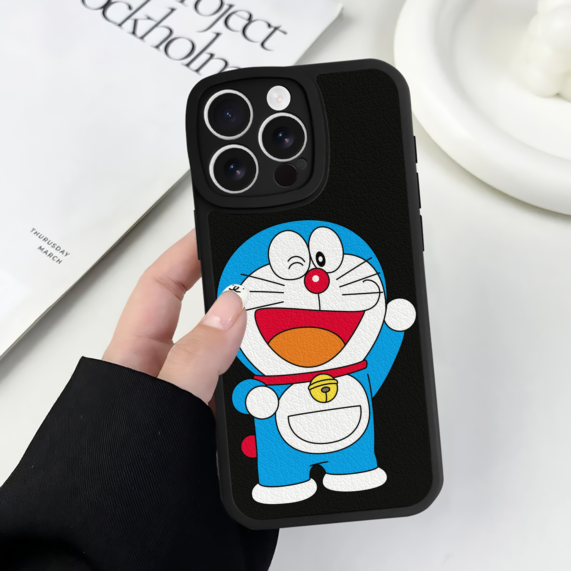 （画像用） ドラえもん Doraemon 【iPhone 16シリーズ対応】シリコンスマホケース（レザー調） 材質：シリコン